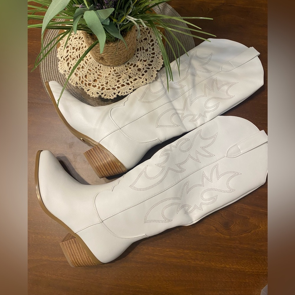 Urson by Billini is a long, western inspired boot. Cowgirl boot size 6